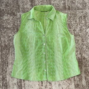 Hands-embroidered green blouse with mother-of-pearl buttons